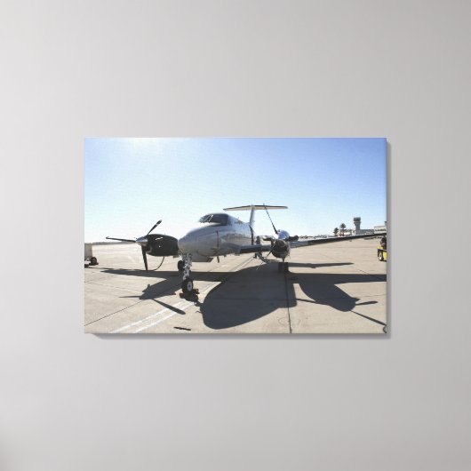 Een UC-12F King Air-vliegtuig Canvas Afdruk (Voorkant)