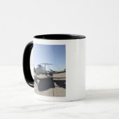 Een UC-12F King Air-vliegtuig Mok (Voorkant links)