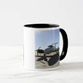 Een UC-12F King Air-vliegtuig Mok (Voorkant rechts)