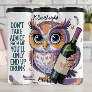 Een uil met een fles wijn