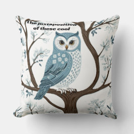 Een uil, vaak geassocieerd met wijsheid en kennis kussen