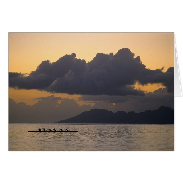 Een uitlegger kanoteam oefent voor de kust (Voorkant Horizontaal)