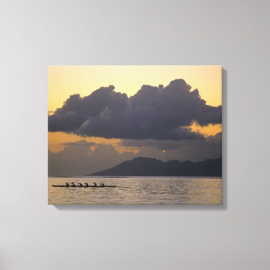 Een uitlegger kanoteam oefent voor de kust canvas afdruk (Voorkant)