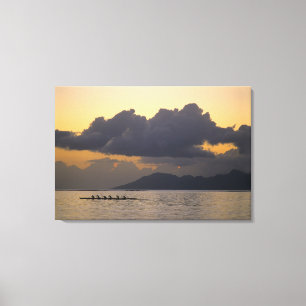 Een uitlegger kanoteam oefent voor de kust canvas afdruk