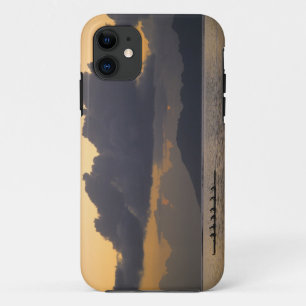 Een uitleggerkanoteam oefent voor de kust Case-Mate iPhone case