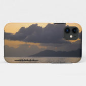 Een uitleggerkanoteam oefent voor de kust Case-Mate iPhone case (Achterkant (horizontaal))