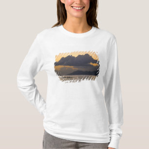 Een uitleggerkanoteam oefent voor de kust t-shirt