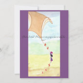 Een uitnodiging met een meisje dat met haar kite v (Voorkant)