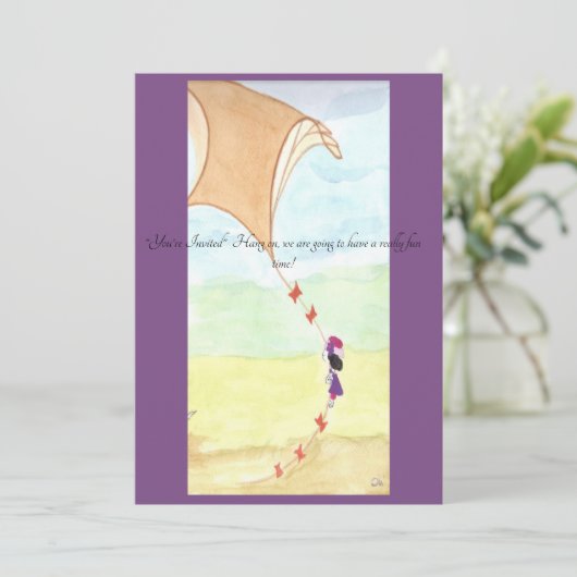 Een uitnodiging met een meisje dat met haar kite v (Staand voorkant)