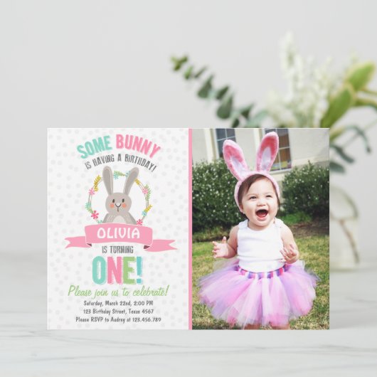 Een uitnodiging voor 'Bunny Easter Spring Birthday (Staand voorkant)