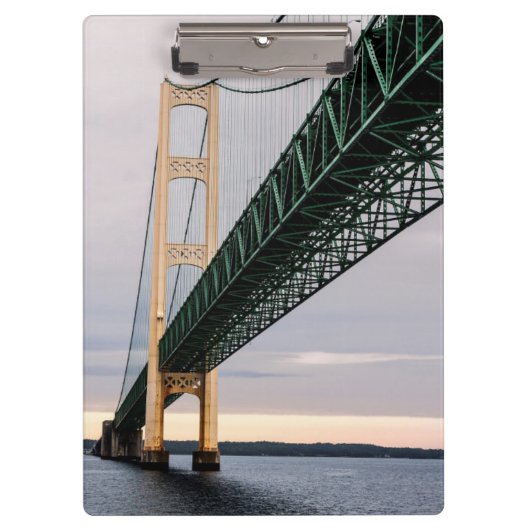 Een uitzicht Mackinac Bridge uit het Michigan-meer Klembord (Voorkant)