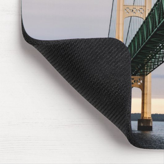 Een uitzicht Mackinac Bridge uit het Michigan-meer Muismat (Hoek)