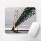 Een uitzicht Mackinac Bridge uit het Michigan-meer Muismat (Met muis)
