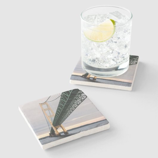 Een uitzicht Mackinac Bridge uit het Michigan-meer Stenen Onderzetter (Zijkant)