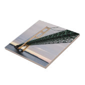 Een uitzicht Mackinac Bridge uit het Michigan-meer Tegeltje (Zijkant)