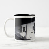 Een uitzicht met hoge hoek van de cabine tweekleurige koffiemok (Links)