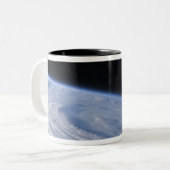 Een uitzicht met hoge schuine rand tweekleurige koffiemok (Voorkant links)