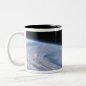 Een uitzicht met hoge schuine rand tweekleurige koffiemok (Links)