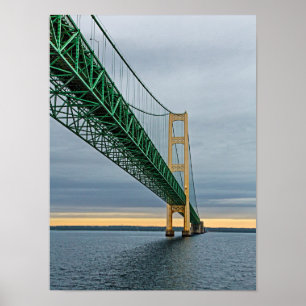 Een uitzicht op de Mackinac-brug vanuit Lake Michi Poster