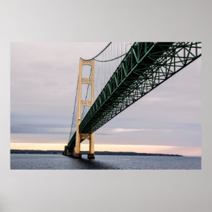 Een uitzicht op de Mackinac-brug vanuit Lake Michi Poster