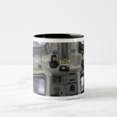 Een uitzicht van binnen in de stuurhut tweekleurige koffiemok (Center)