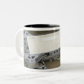 Een uitzicht van de kruipwagen tweekleurige koffiemok (Voorkant links)