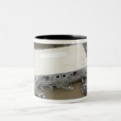 Een uitzicht van de kruipwagen tweekleurige koffiemok (Center)