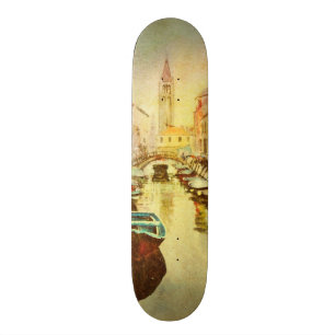 een Uitzicht van het kanaal met boten en gebouwen Skateboard
