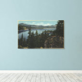 Een Uitzicht van het meer van Castle Rock Canvas Afdruk (Insitu (Houten vloer))