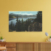 Een Uitzicht van het meer van Castle Rock Canvas Afdruk (Insitu (Woonkamer))