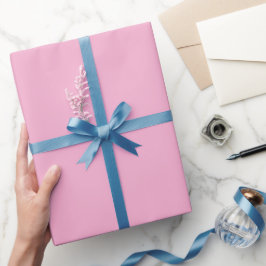 Een uniforme zachte roze achtergrond cadeaupapier