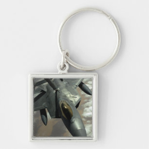 Een US Air Force F-22 Raptor wordt gevuld door een Sleutelhanger