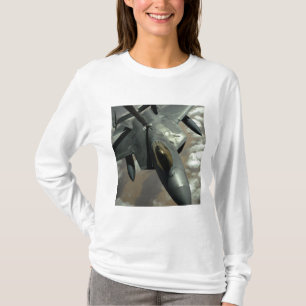 Een US Air Force F-22 Raptor wordt gevuld door een T-shirt