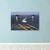 Een V-22 Osprey-vliegtuig bereidt zich voor op de  Canvas Afdruk (Insitu (Houten vloer))