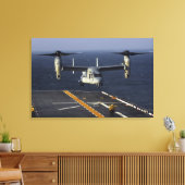Een V-22 Osprey-vliegtuig bereidt zich voor op de  Canvas Afdruk (Insitu (Woonkamer))