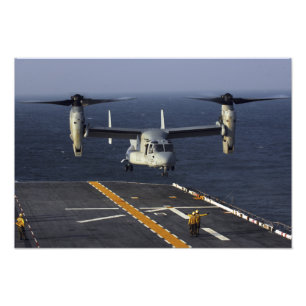 Een V-22 Osprey-vliegtuig bereidt zich voor op de  Foto Afdruk