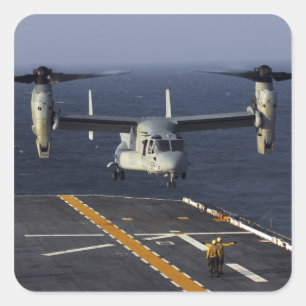 Een V-22 Osprey-vliegtuig bereidt zich voor op de  Vierkante Sticker