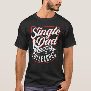Een vader die op zoek is naar een ouderwetse vrijb t-shirt