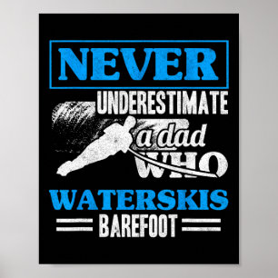 Een vader die waterski's opnieuw aanpast voor wate poster