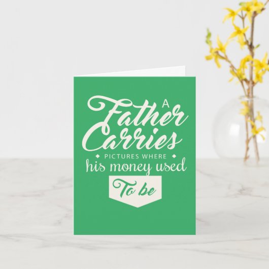 Een vader draagt foto's Vaderdag Kaart (Gele Bloem)
