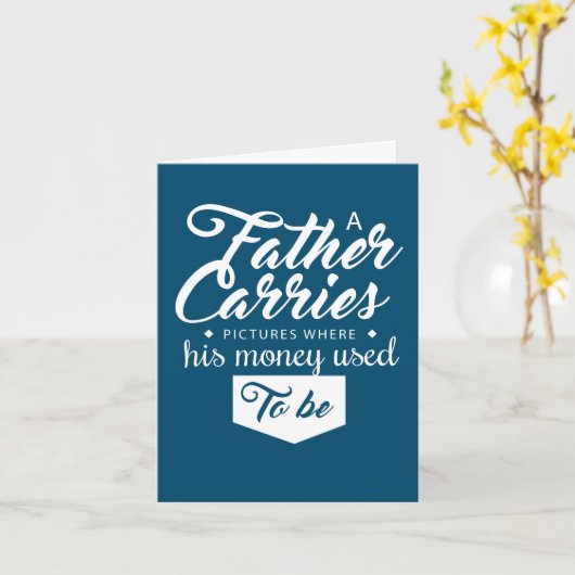 Een vader draagt foto's Vaderdag kaart (Gele Bloem)