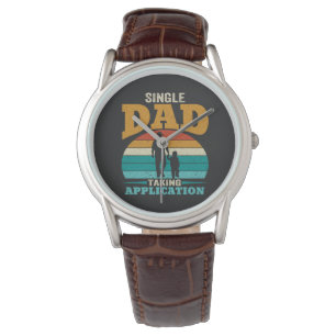 Eén vader neemt een sollicitatiebrief horloge
