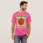 Een van ons speelt beter dan jij basketbal t-shirt (Voorkant volledig)