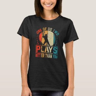 Een van ons twee speelt beter dan jij honkbal Joke T-shirt