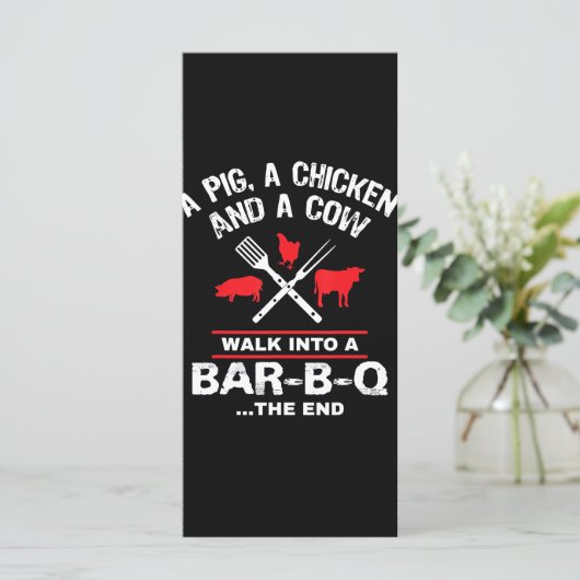 Een varkenskippenkoe loopt in een bar Funny BBQ Menu (Staand voorkant)
