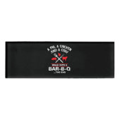 Een varkenskippenkoe loopt in een bar Funny BBQ Naambadge (Voorkant)