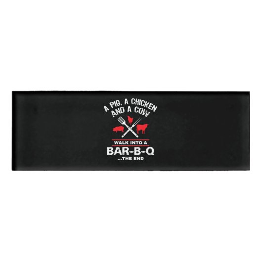 Een varkenskippenkoe loopt in een bar Funny BBQ Naambadge (Voorkant)