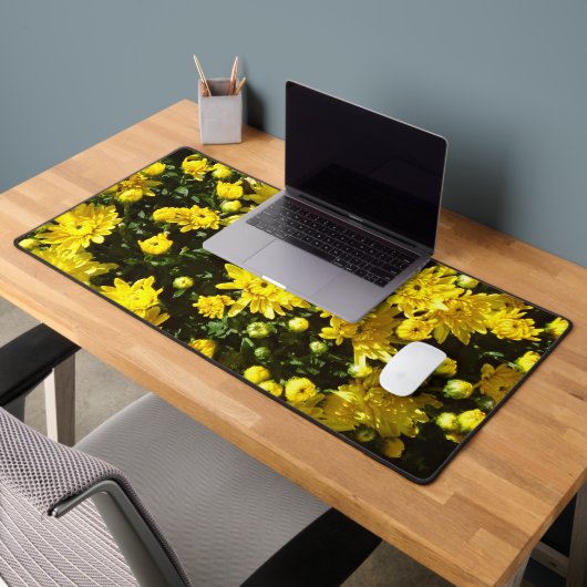 Een veelheid van gele mama's bureaumat (Kantoor 2)