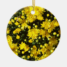 Een veelheid van gele mama's keramisch ornament