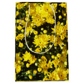 Een veelheid van gele mama's medium cadeauzakje (Voorkant)